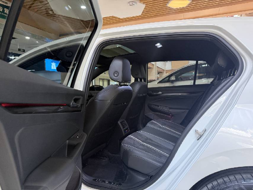 Volkswagen Golf 2022 car image #9