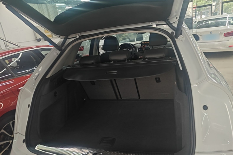 Audi Q3 2019 car image #19