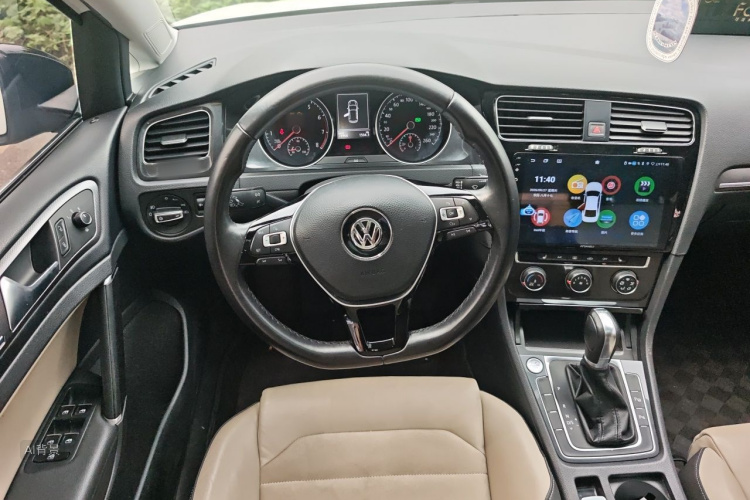 Volkswagen Golf 2017 car image #12