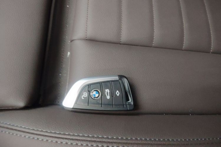 BMW 3 Series 2021 car image #9