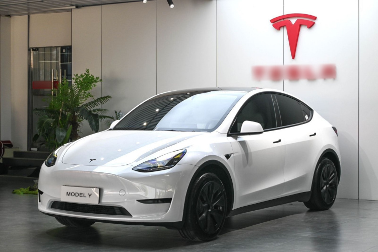 Tesla Model Y 2024 صورة سيارة #2