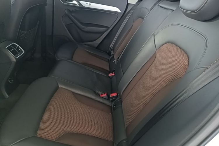 Audi Q3 2018 car image #19