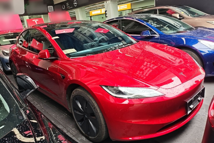 Tesla Model 3 2025 immagine di auto #4