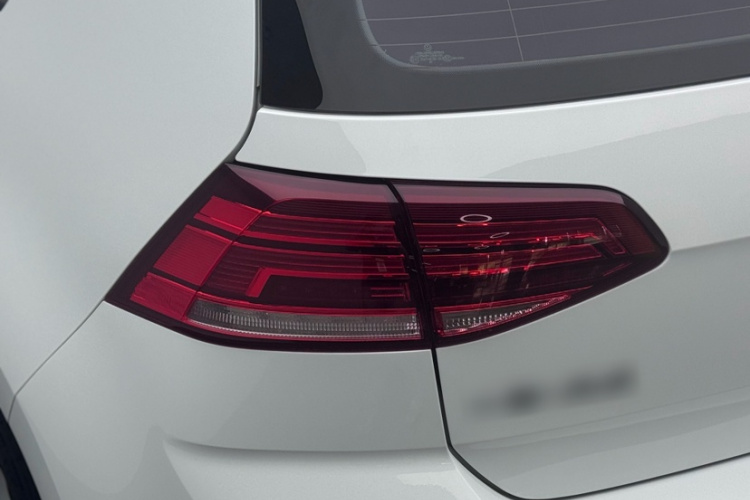 Volkswagen Golf 2018 car image #9