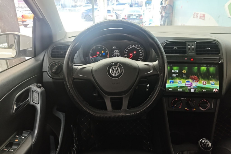 Volkswagen Polo 2016 car image #11
