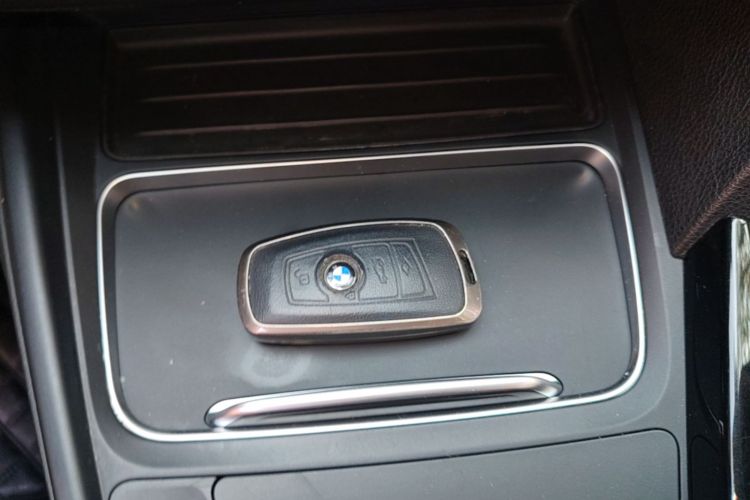 BMW 3 Series 2018 immagine di auto #9