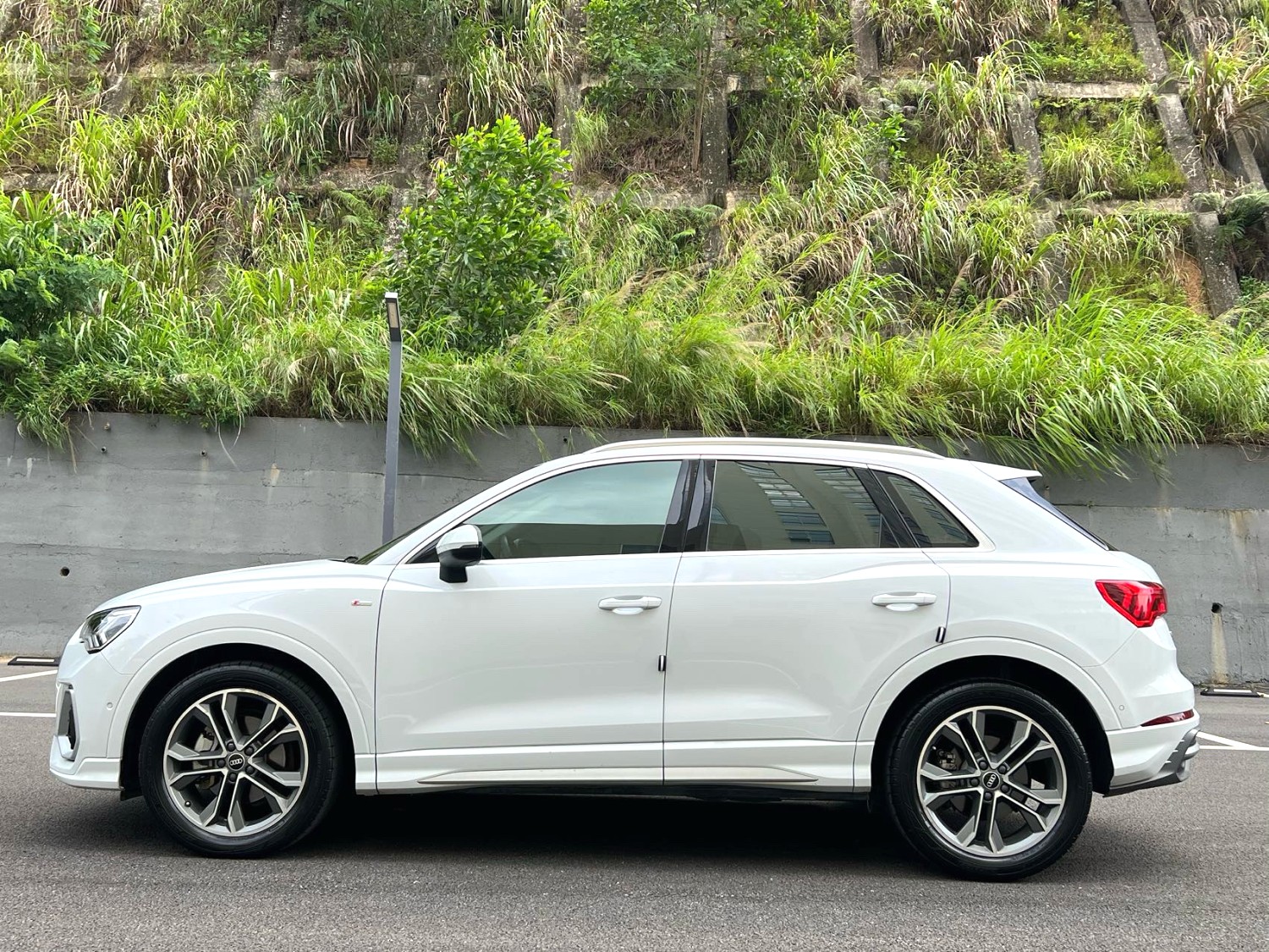 Audi Q3 2022 car image #3