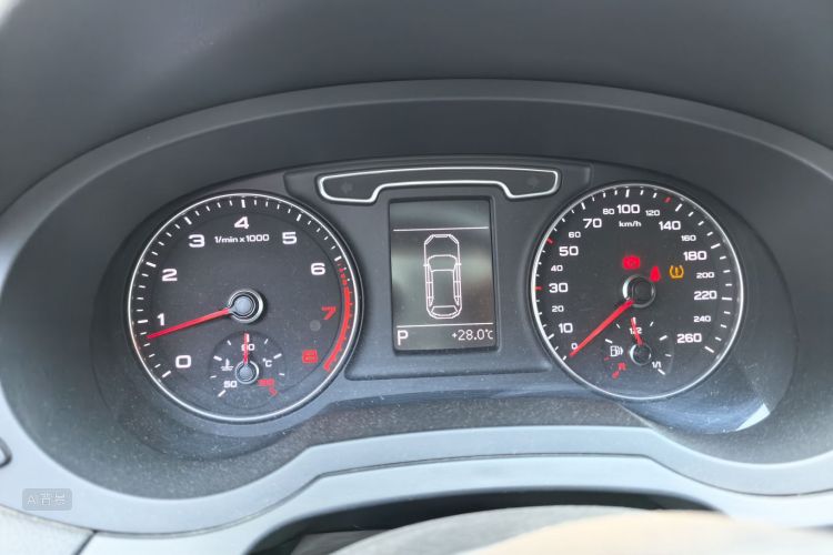 Audi Q3 2015 car image #13