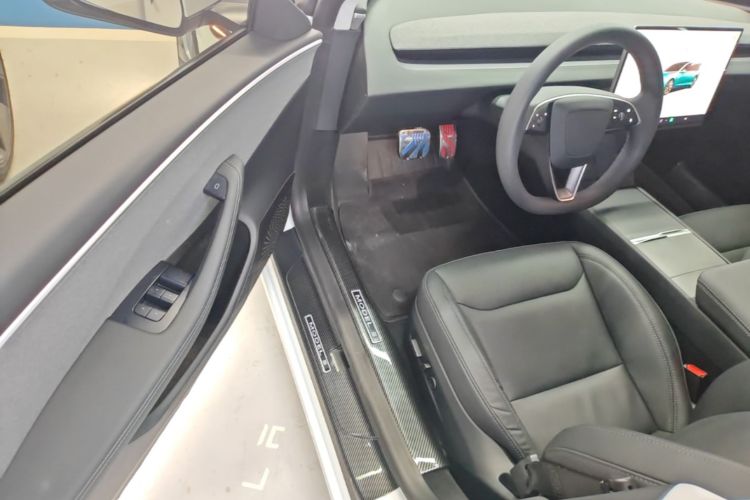 Tesla Model 3 2024 car image #12