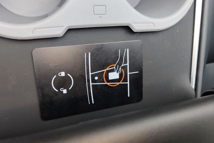 Tesla Model 3 2023 car image #9