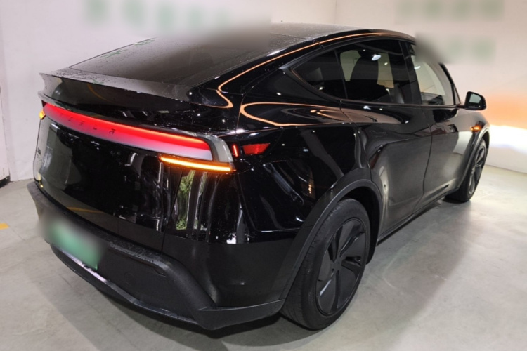 Tesla Model Y 2025 #7 Tesla Model Y 2025 car image #7