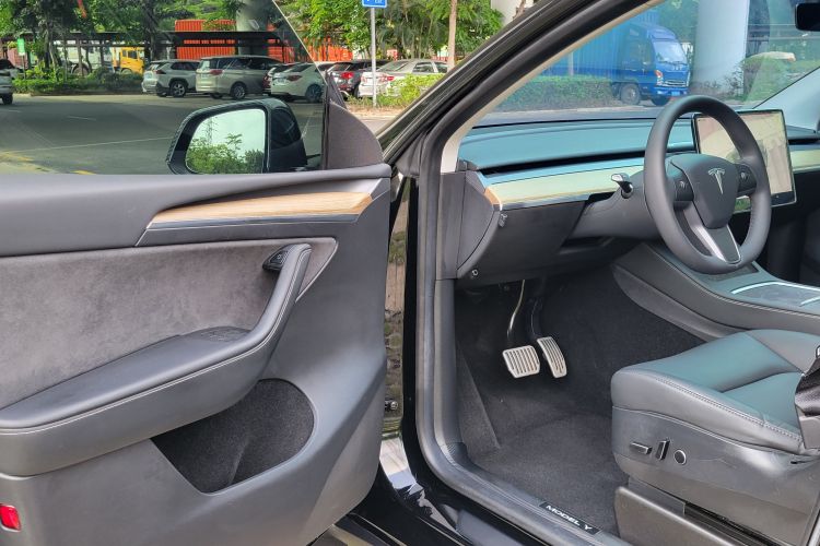 Tesla Model Y 2023 car image #16