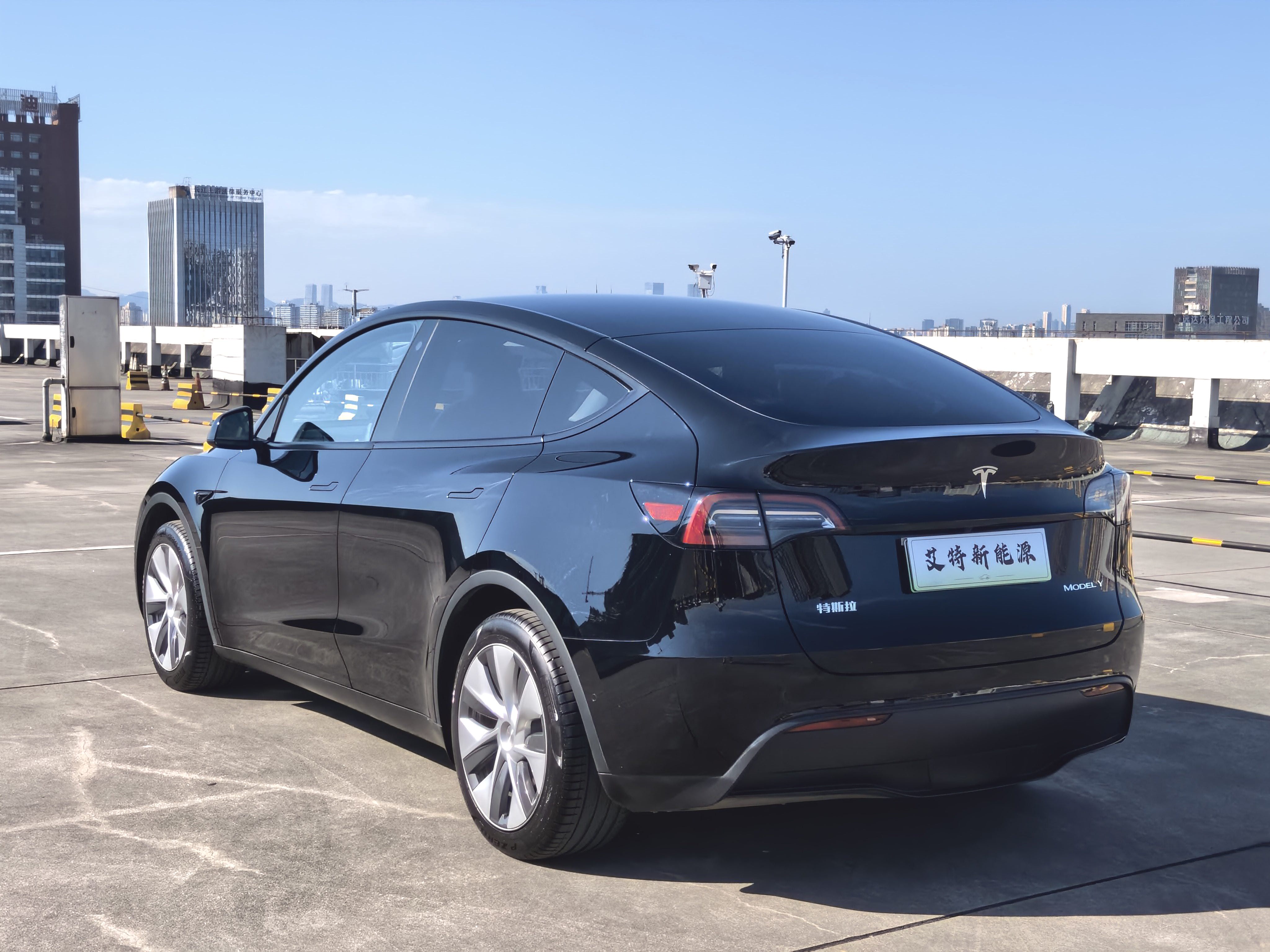 Tesla Model Y 2023 car image #5