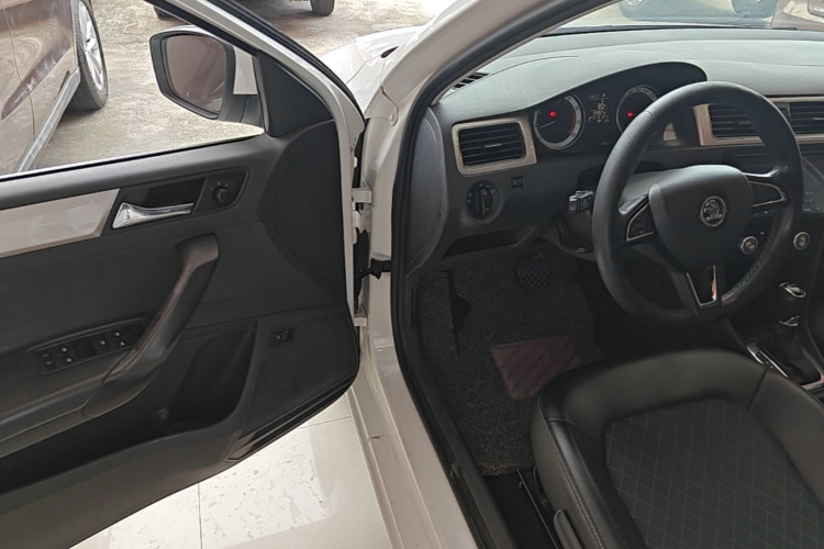 Skoda Rapid 2018 car image #16