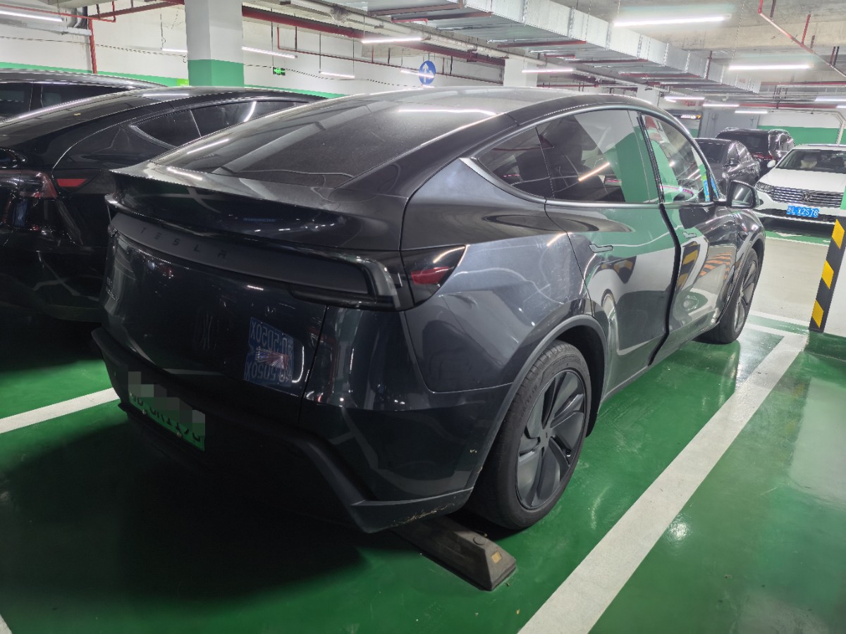 Tesla Model Y 2025 car image #2
