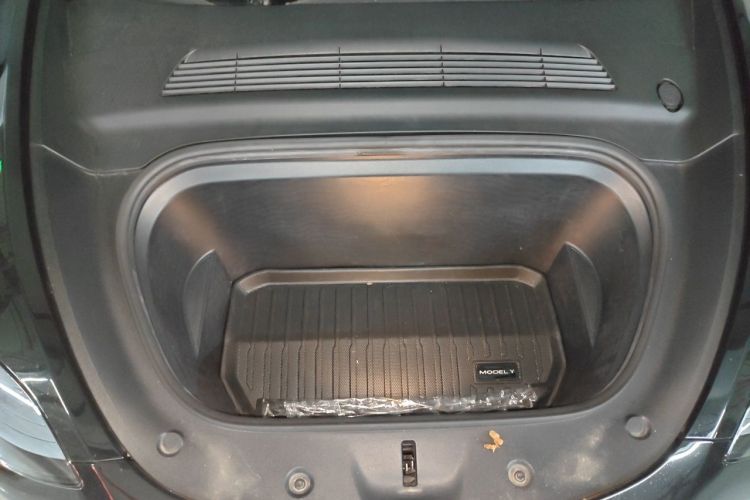 Tesla Model Y 2023 car image #18