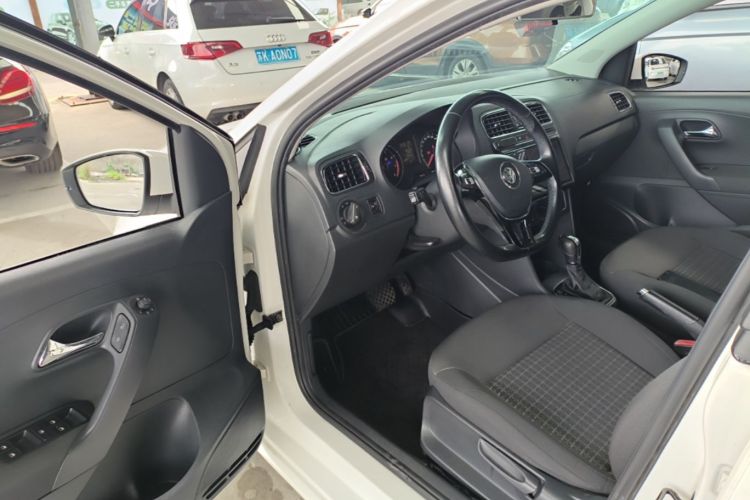 Volkswagen Polo 2017 car image #16