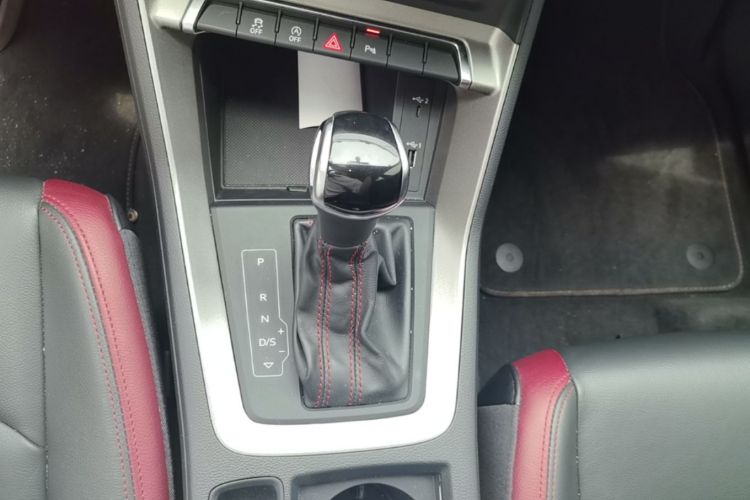 Audi Q3 2020 car image #18