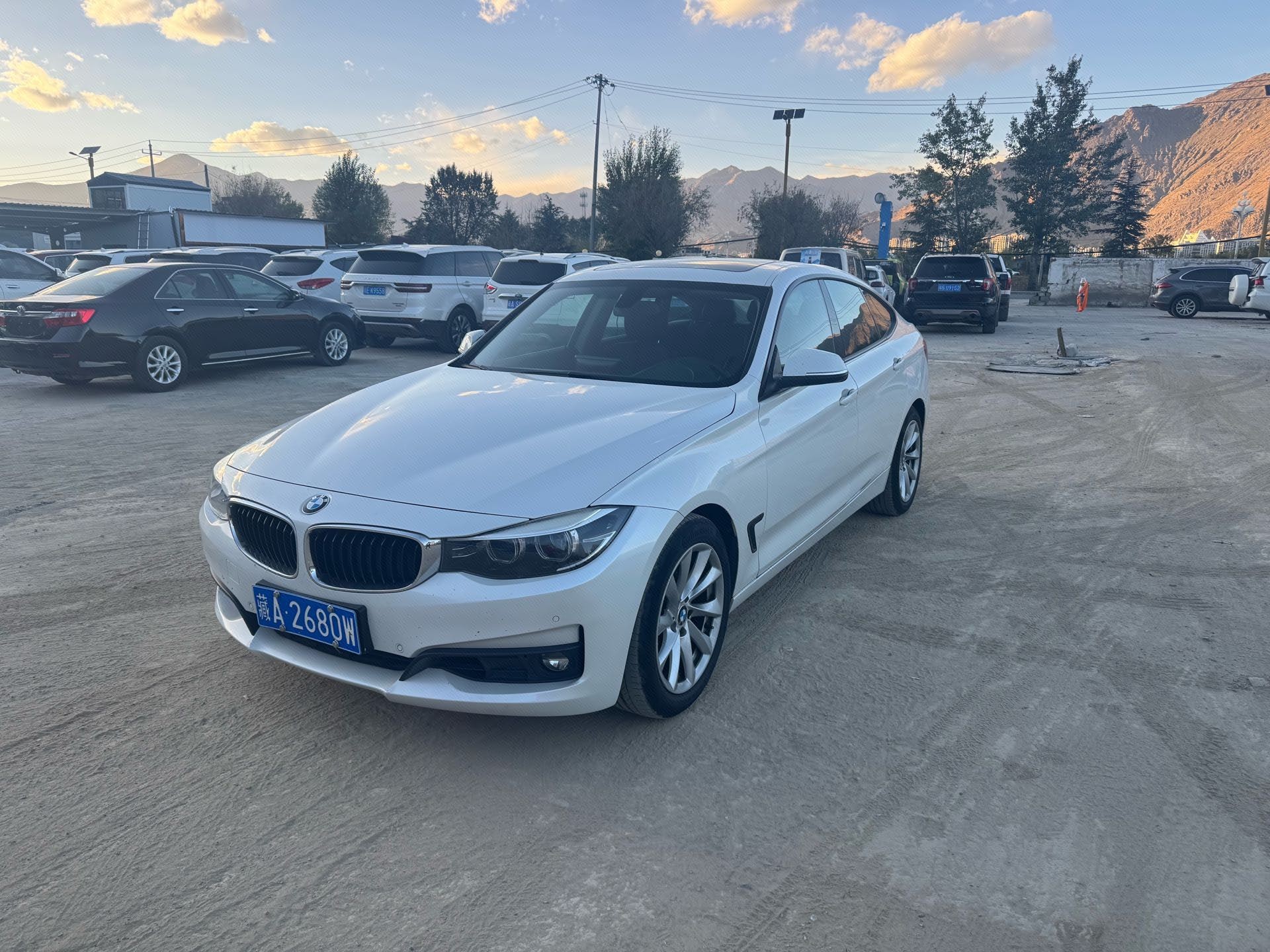 BMW 3 Series GT 2018 BMW 3 Series GT 2018 car image