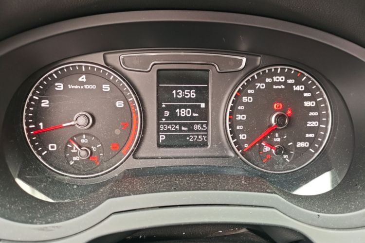 Audi Q3 2018 car image #12