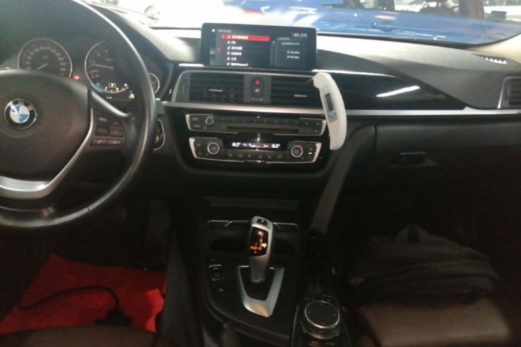 BMW 3 Series 2019 car image #17