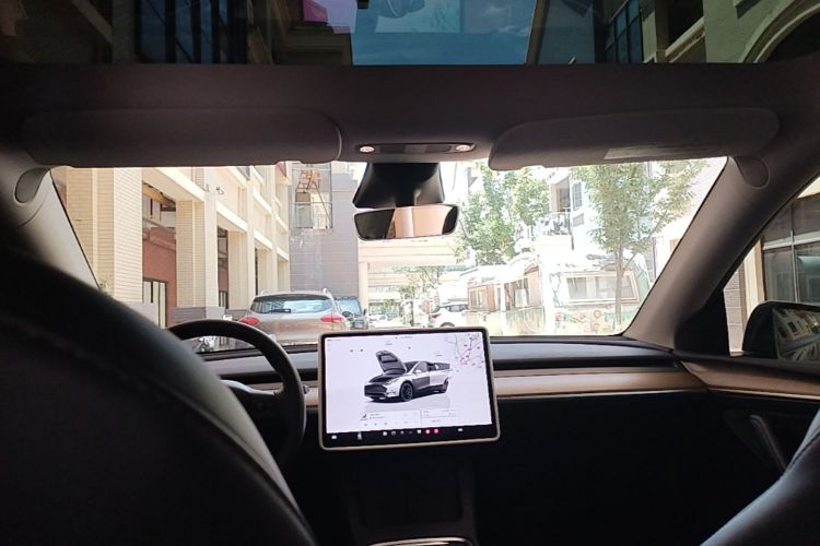 Tesla Model Y 2023 immagine di auto #18