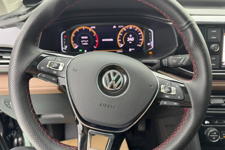 Volkswagen Tharu 2018 car image #17
