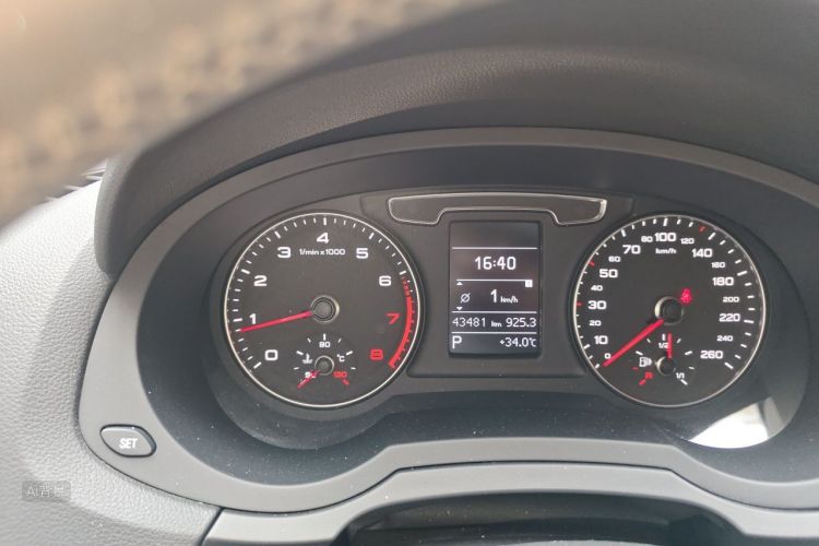 Audi Q3 2019 car image #13