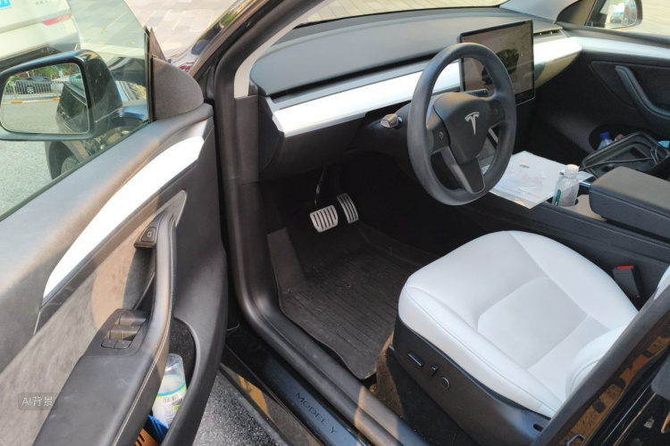 Tesla Model Y 2023 car image #18