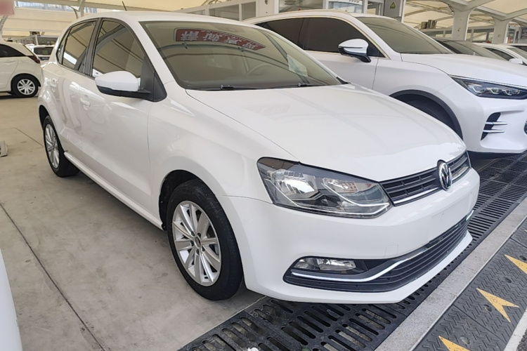 Volkswagen Polo 2015 car image #4