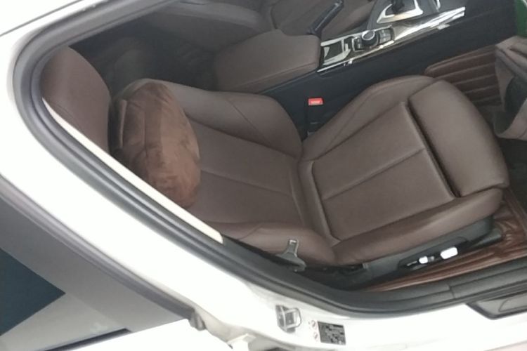 BMW 3 Series 2018 car image #24
