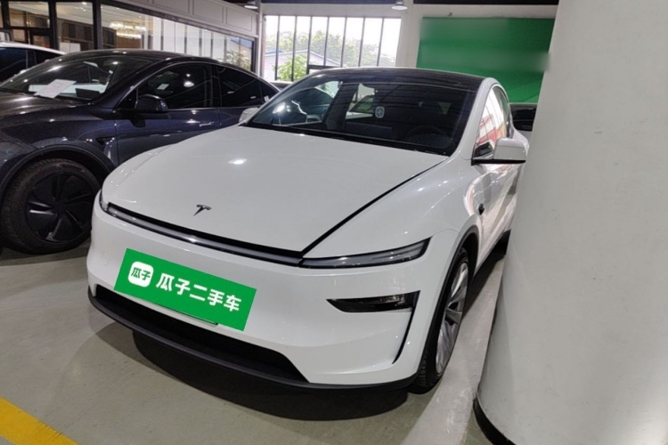 Tesla Model Y 2025 car image #2