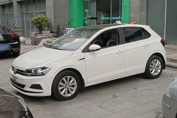 Volkswagen Polo 2021 car image #2