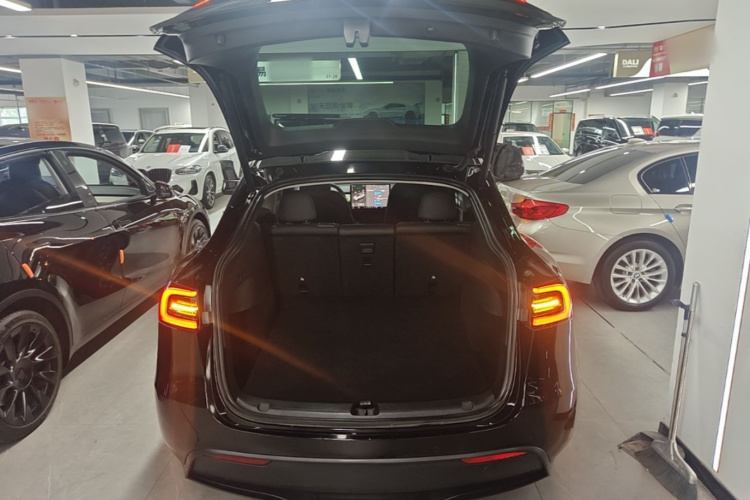 Tesla Model Y 2023 #19 Tesla Model Y 2023 immagine di auto #19