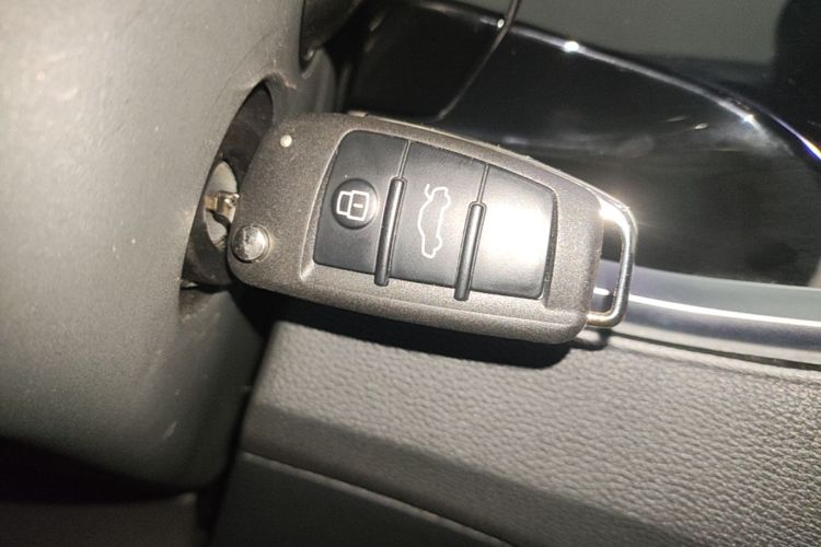 Audi Q3 2021 car image #14
