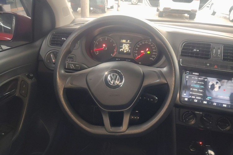 Volkswagen Polo 2016 car image #11