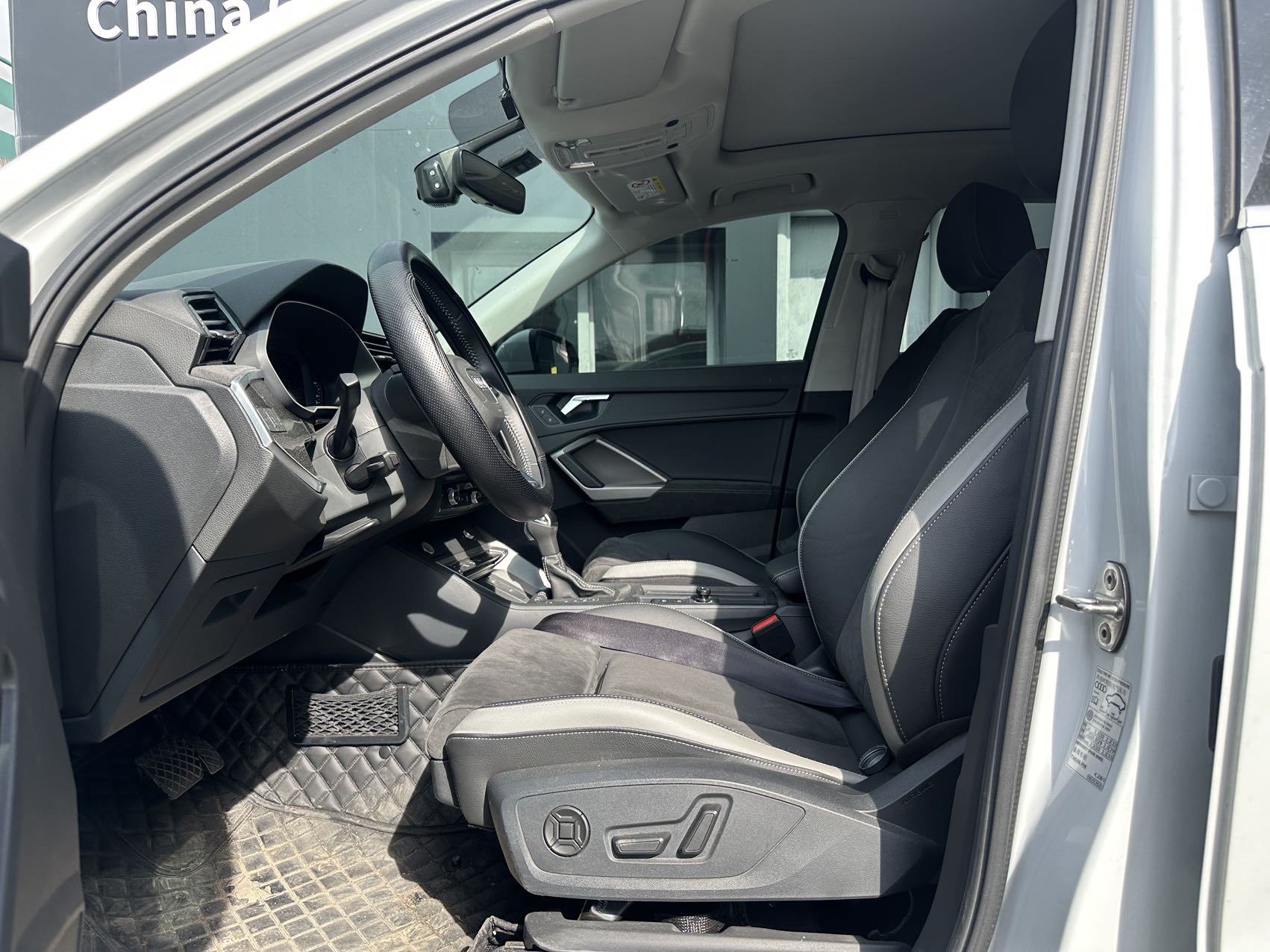 Audi Q3 2022 car image #3