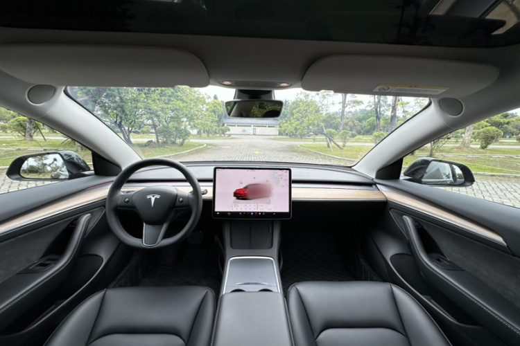 Tesla Model 3 2023 car image #12