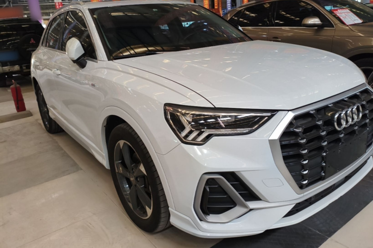 Audi Q3 2019 car image #4