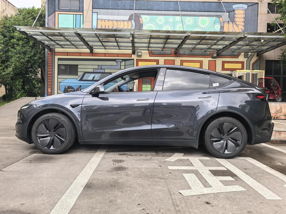 Tesla Model Y 2025 #4 Tesla Model Y 2025 car image #4