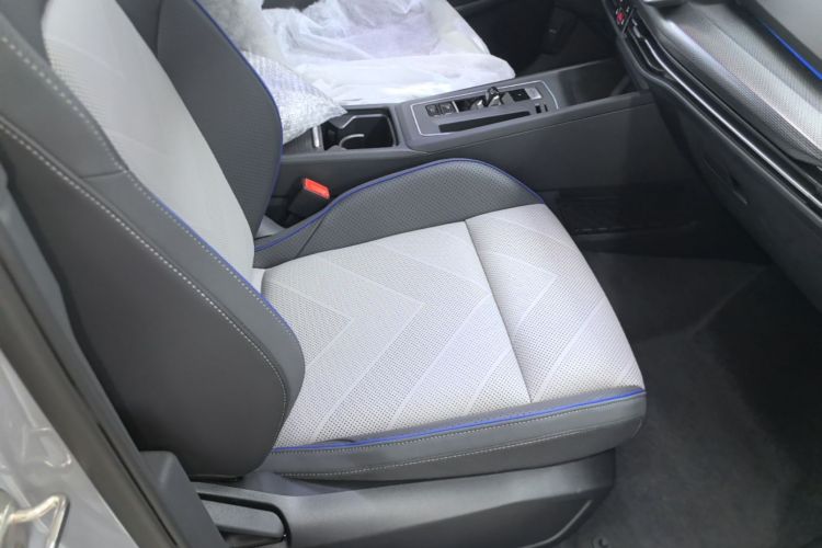 Volkswagen Golf 2026 car image #24