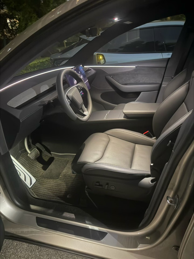 Tesla Model Y L 2026 #3 Tesla Model Y L 2026 car image #3