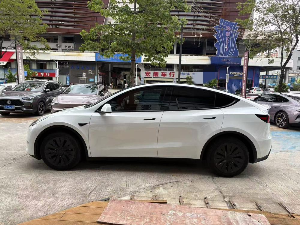 Tesla Model Y 2023 car image #4
