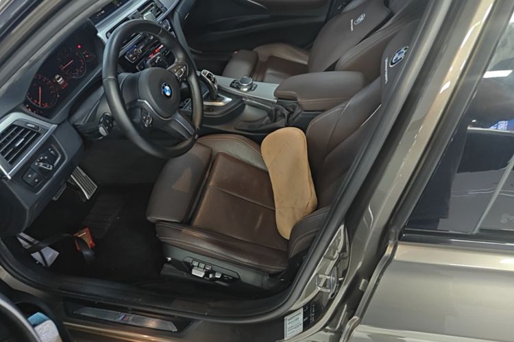 BMW 3 Series 2018 car image #19