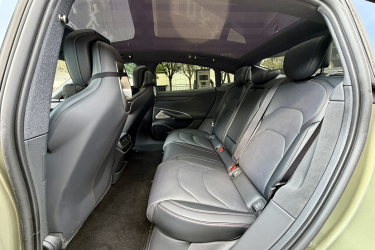 MI SU7 2024 immagine di auto #15