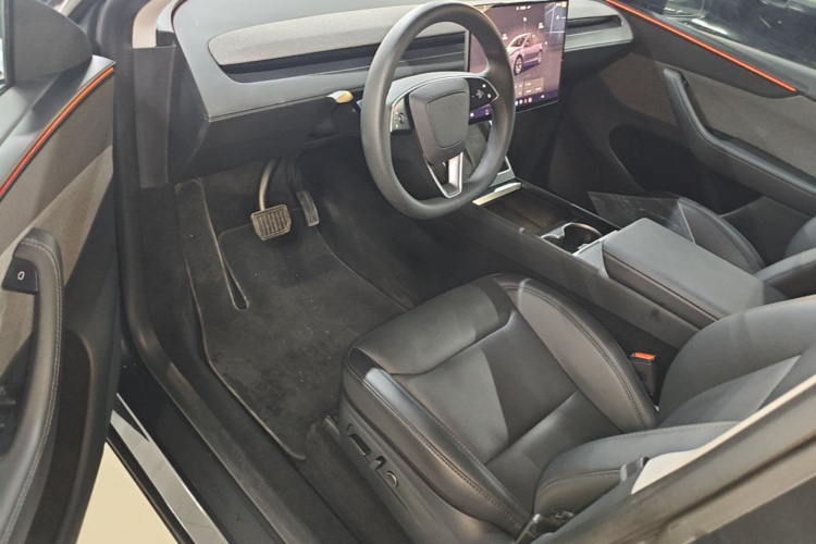 Tesla Model Y 2025 #16 Tesla Model Y 2025 car image #16