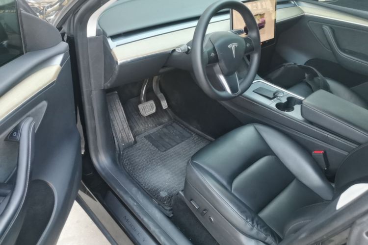 Tesla Model Y 2023 car image #16