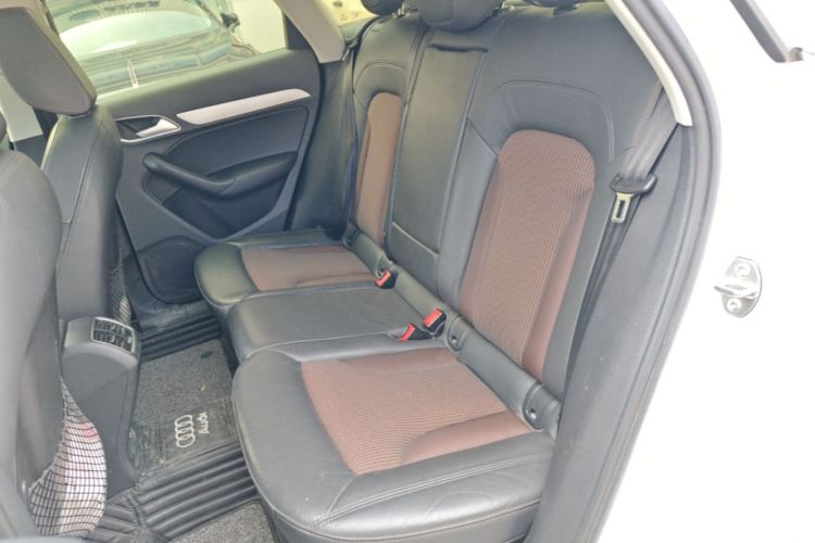 Audi Q3 2019 car image #17