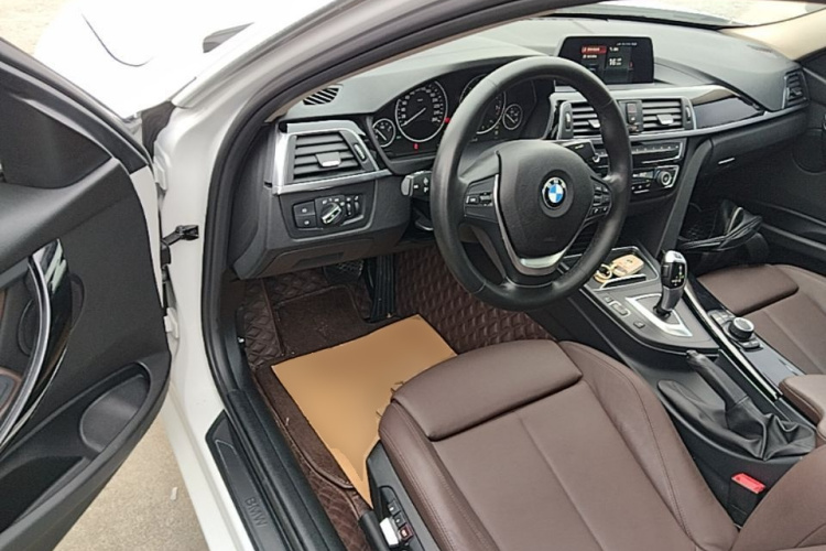 BMW 3 Series 2018 صورة سيارة #16