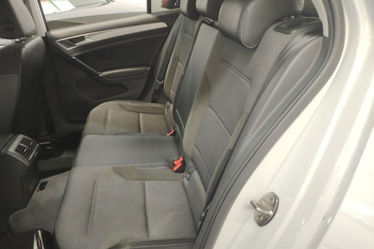 Volkswagen Golf 2018 car image #17